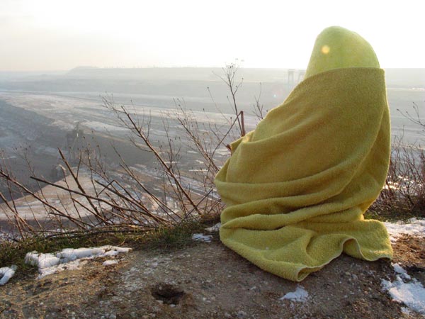Melancholische Banane, die so tut, als ob sie die shell wäre, weil sie so gern unter die Oberfläche zurückwill...