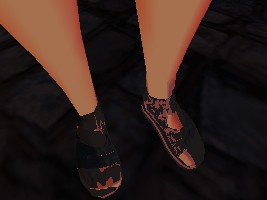 Wem gehören diese Sandalen?